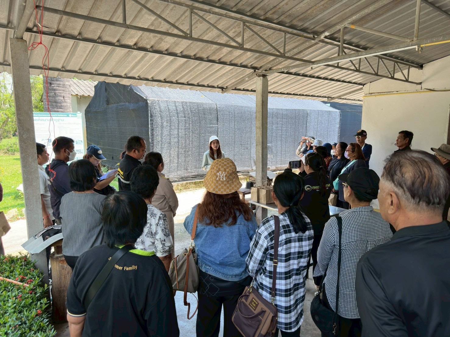 title - ส.ป.ก.พระนครศรีอยุธยา จัดการศึกษาดูงานโครงการที่ดินพระราชทานจังหวัดพระนครศรีอยุธยา ปีงบประมาณ พ.ศ. ๒๕๖๙ หลักสูตร การศึกษาดูงานการพัฒนาตามแนวทางพระราชดำริ ซึ่งได้รับเกียรติจากนางวิไลกัลยา สาริพันธ์ ปฏิรูปที่จังหวัดระยอง ให้การต้อนรับและอำนวยความสะดวก ณ ศูนย์บริการการพัฒนาปลวกแดงตามพระราชดำริ จังหวัดระยอง